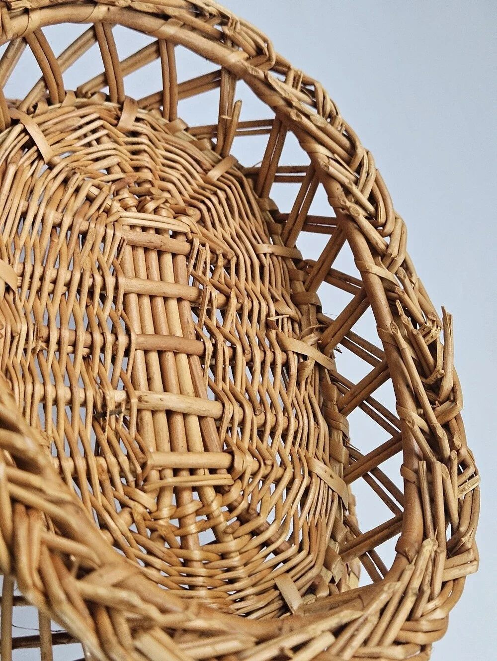 scalloped edge vintage wicker boho hanging display decor basket handles Portugal